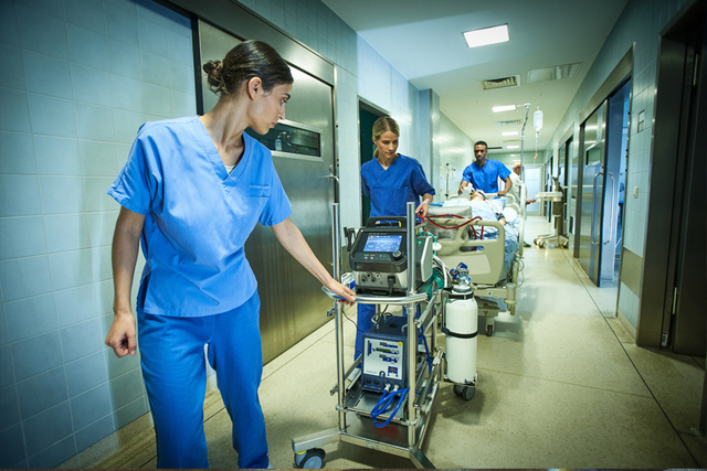ww5 Cardiohelp II Extracorporeal Life Support (ECLS) during intra-hospital transport on the ICU