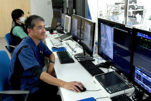 Biomed is sitting in front of PC working with ww5´s OR Integration solution Tegris 