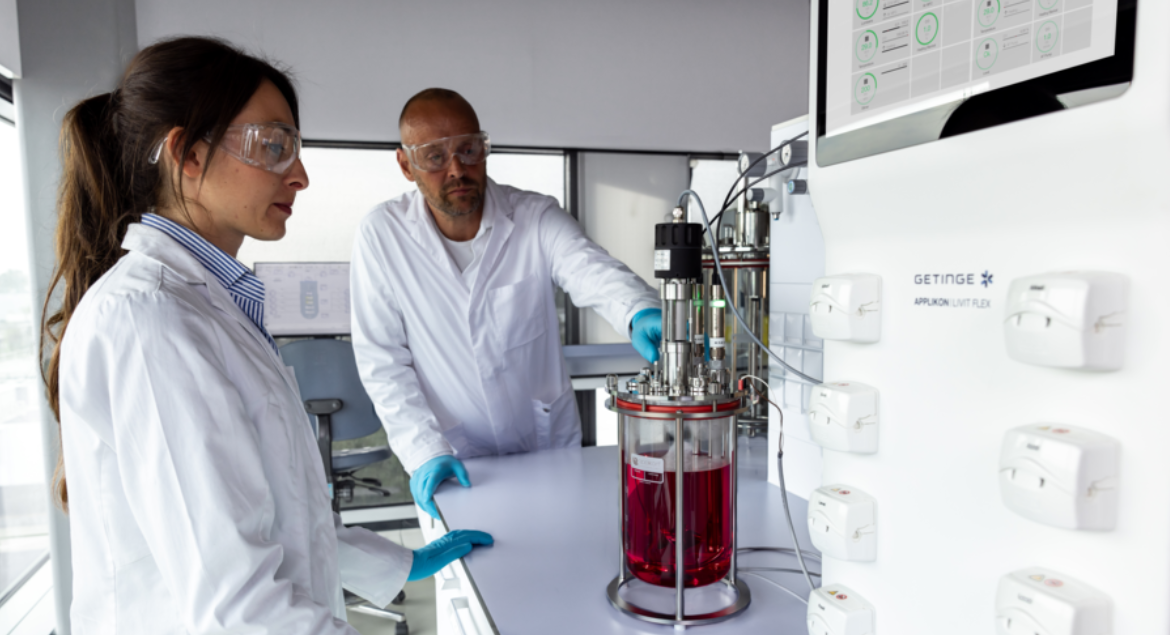 2 scientists in lab