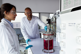 2 scientists in lab