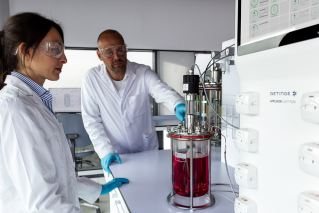 2 scientists in lab