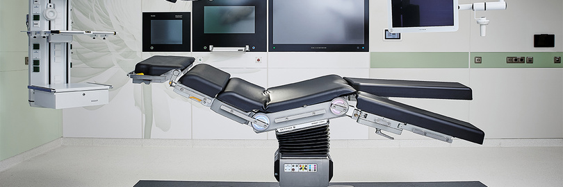 Mobiler OP-Tisch Maquet Corin von ww5 in moderner, digital vernetzter Operationsumgebung