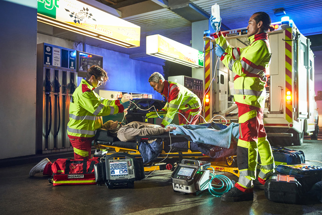 ww5 Cardiohelp II with ambulance and emergency physicians