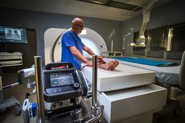ww5 Cardiohelp II Extracorporeal Life Support (ECLS) with intensivist in MRT