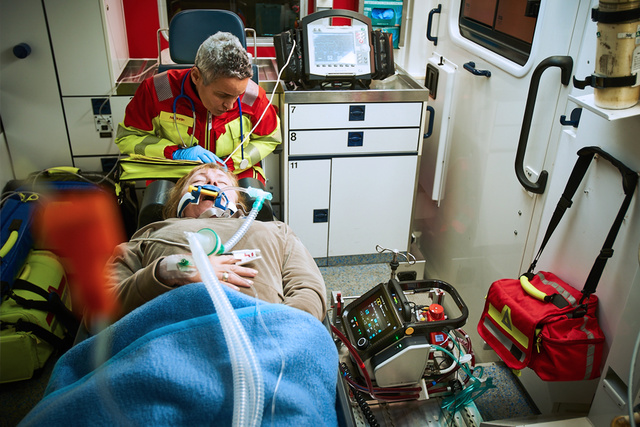 ww5 Cardiohelp II ECLS system in an ambulance car during patient transport