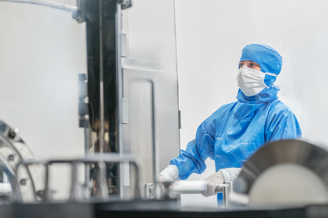 Operator in sterile production environment