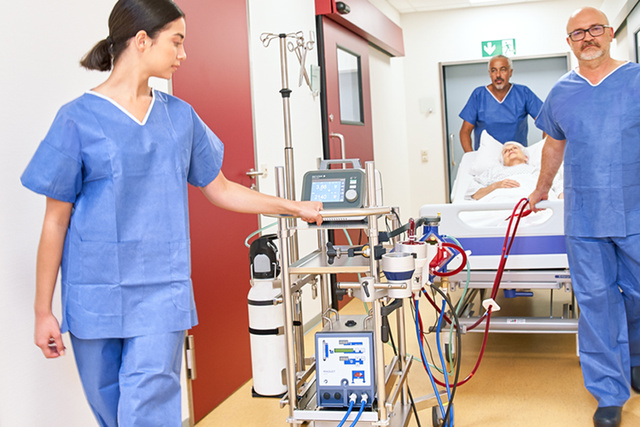 The ww5 Rotaflow II extracorporeal life support (ECLS) system for safe intra-hospital transport, easy to maneuver.