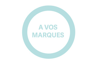 Sur fond blanc, les mots A VOS MARQUES sont imprimés dans un cercle bleu clair. .