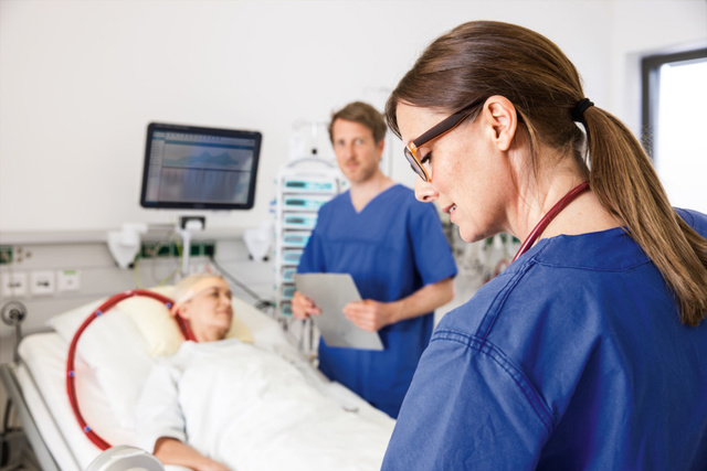Patient on ww5 Cardiohelp System with 2 nurses