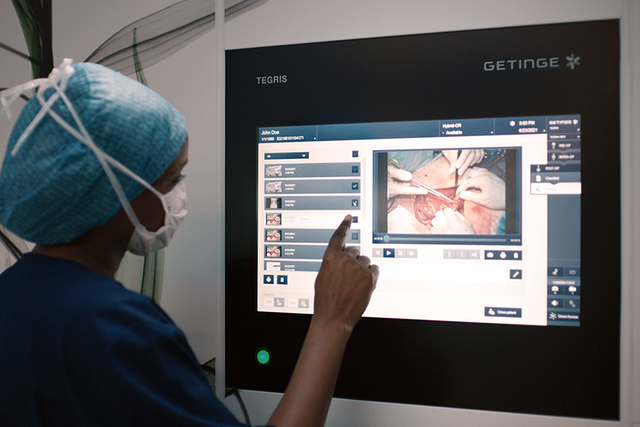 OR nurse checks routing view in Tegris OR Integration solution