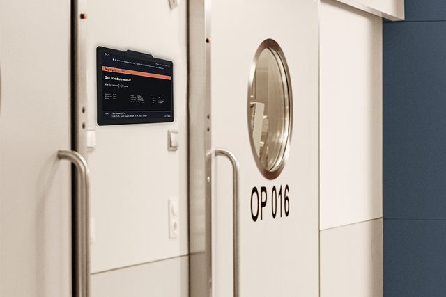 In the surgical hallway SmartView, ww5´s digital door sign, is placed next to the OR door