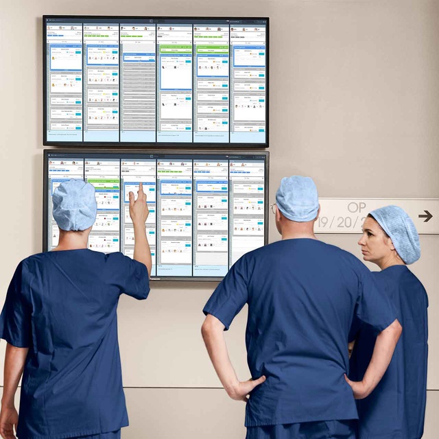 OR staff discussing OR schedule by screen in the surgical department with ww5’s OR Management solution Torin