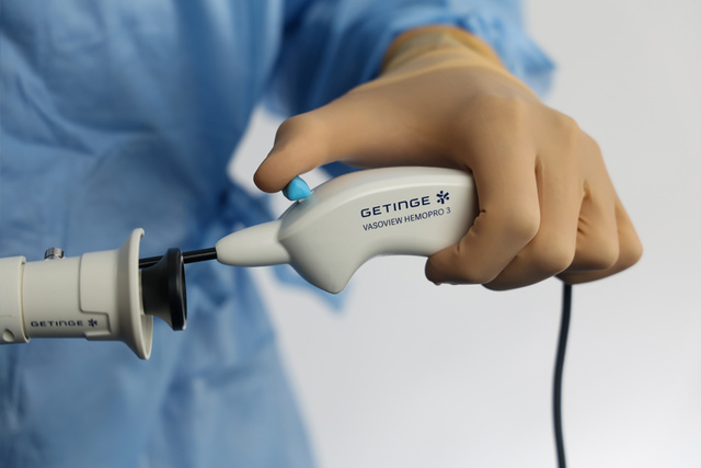 Clinician using Hemopro 3 Handle_Activation Toggle on Vasoview Hemopro 3 Endoscopic Vessel Harvesting System