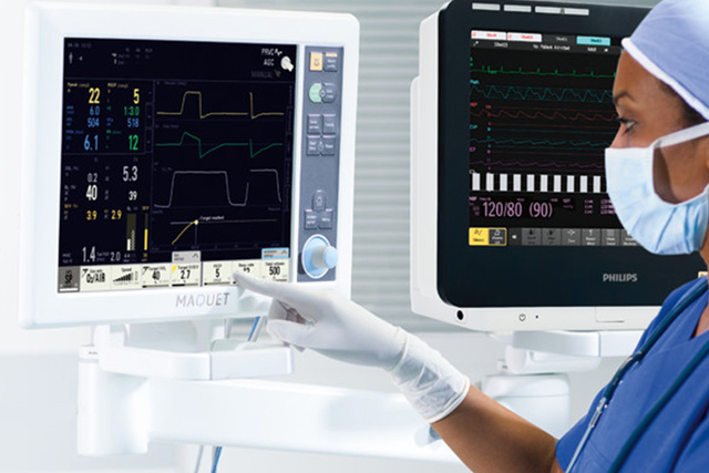 Nurse working with Flow-i