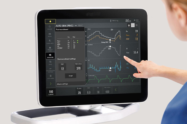 Clinicians hand touching screen of a ww5 Servo-u mechanical ventilator in Automatic Stepwise Recruitment Maneuver mode 