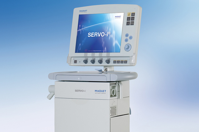 ww5 Servo-i mechanical ventilator in blue studio environment showing screen control knobs and ventilator body 