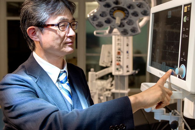 Professor Sanuki pointing with finger