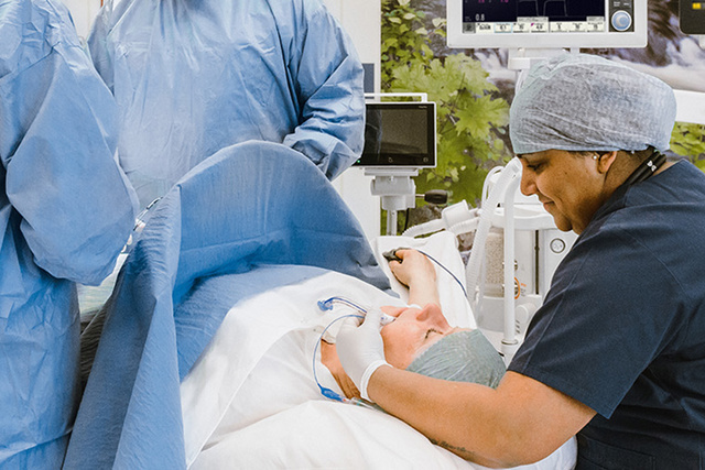 Anesthesia nurse with patient in operating room, Flow-i