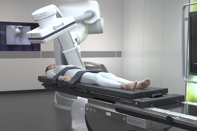 Un patient effectue un scanner allongé sur une table dans une salle d'opération moderne