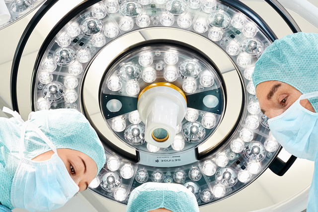 surgeons working under ww5's surgical light