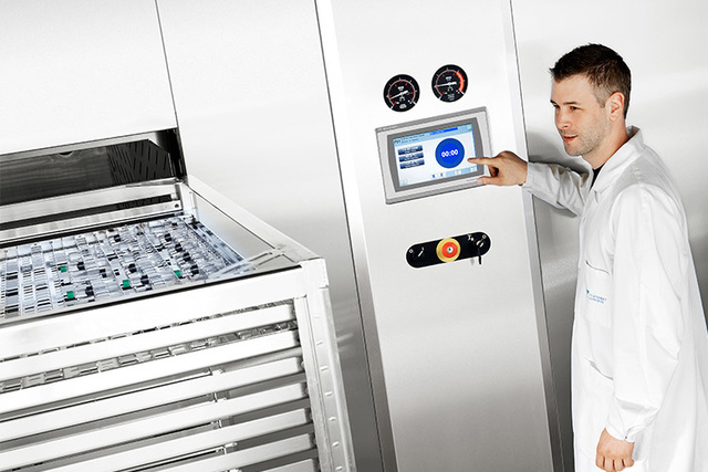 Men sterilizing seringues in ww5 GEV Sterilizer